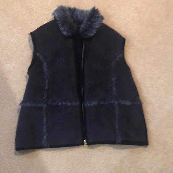Black fur zip vest. Perfect for layering - Picture 1 of 4